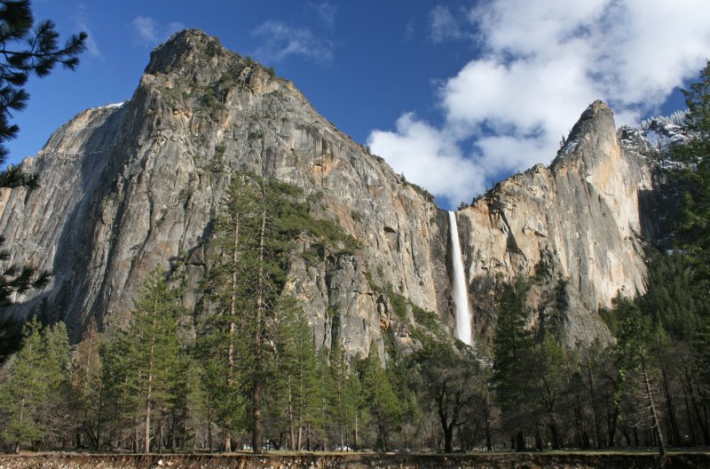 bridal_veil_falls_from_valley_floor.jpg