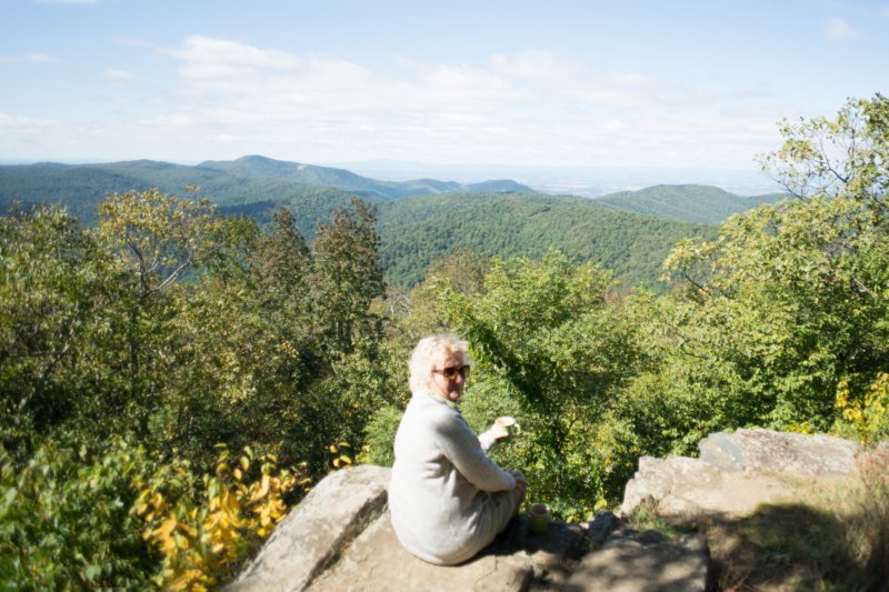 sep2014suzylookingwestatloftmountainonskylinedrivedsc05181.jpg