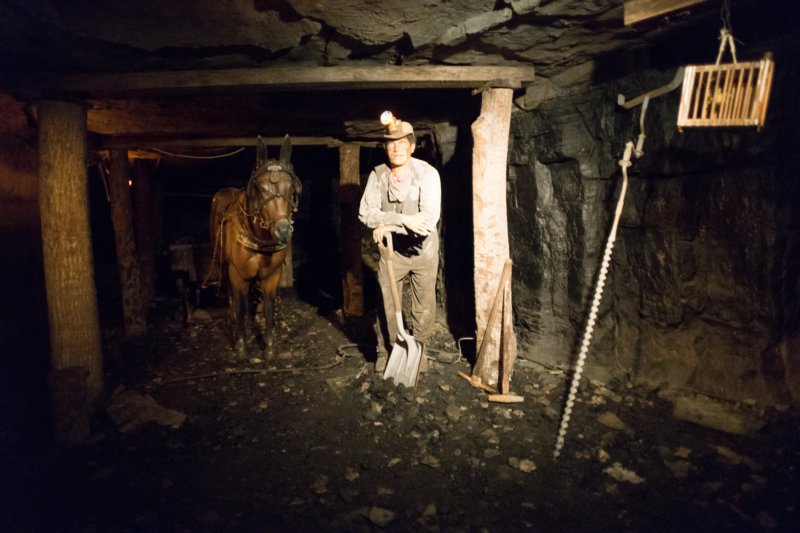 sep2014visittoussteelcorpcoalmineinlynchkyminerwithmuledsc05260.jpg